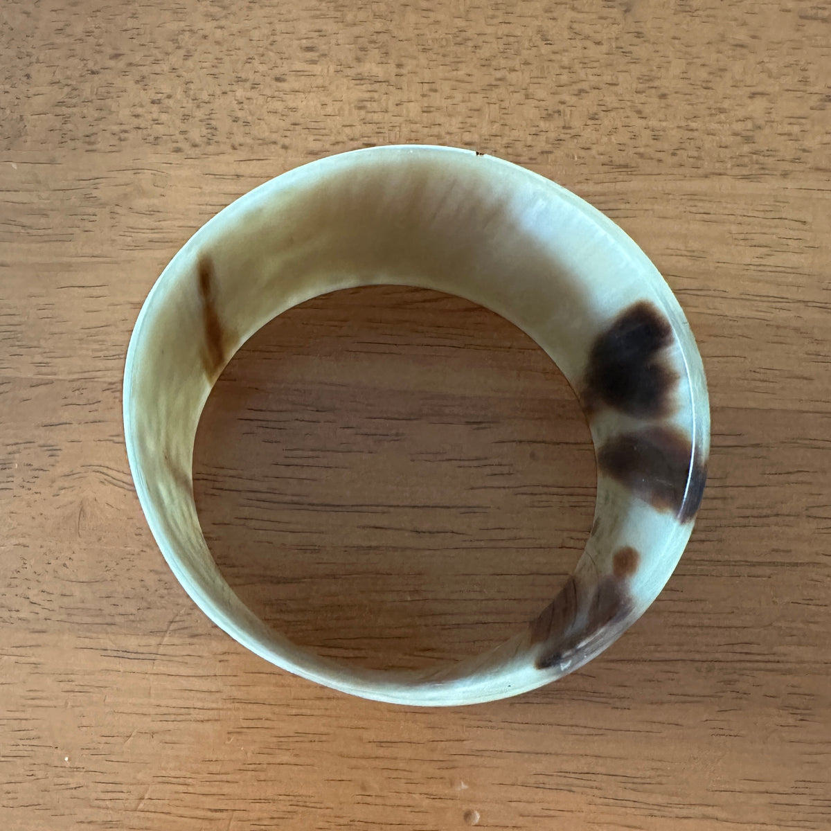 ドット柄がかわいい雰囲気の水牛の角バングル