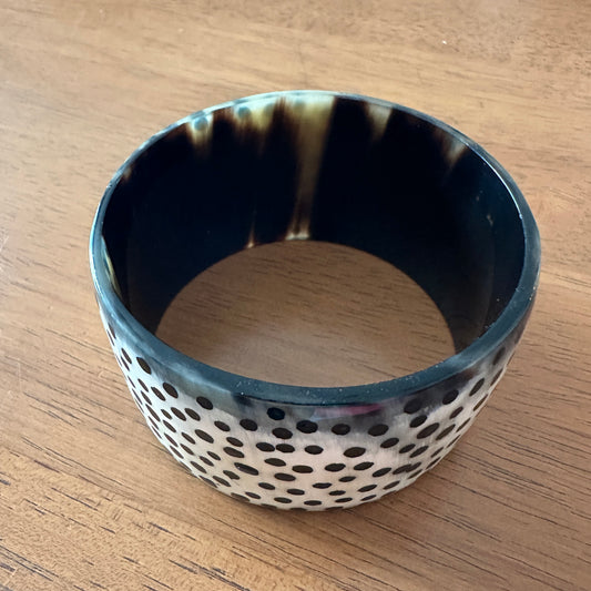 ポップなドット柄の水牛バングルダークカラー