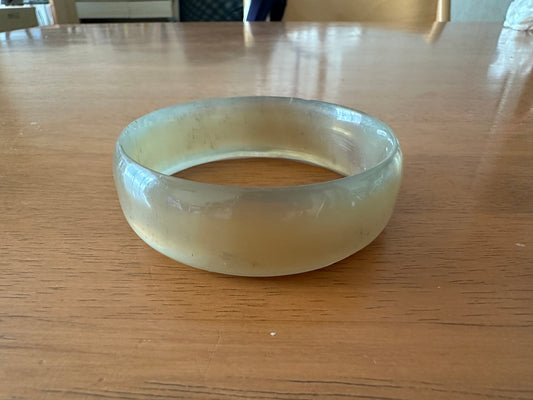 ペールなベージュで透き通る水牛リングブレスレット