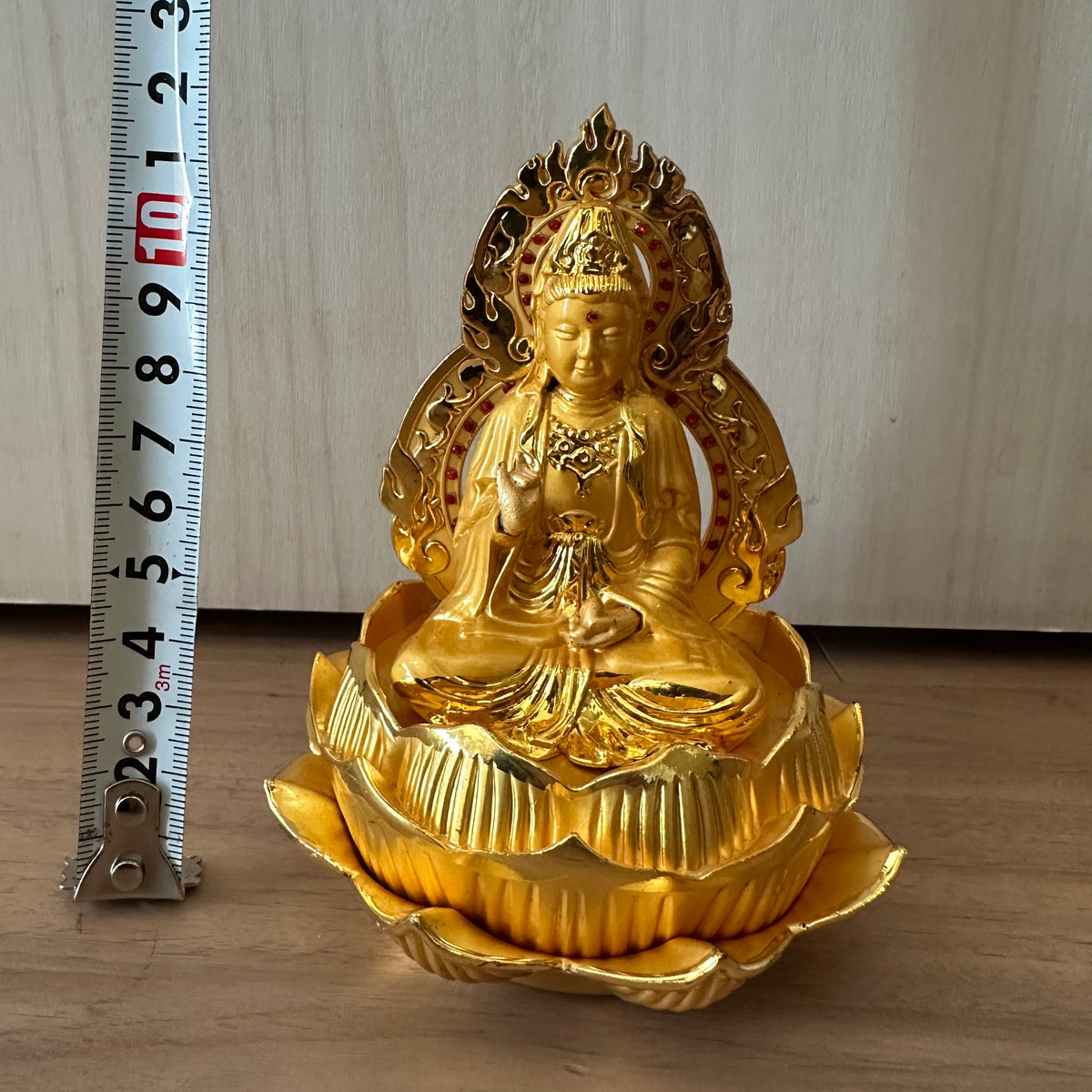 ベトナムの金色の仏像 蓮座観音 観音菩薩