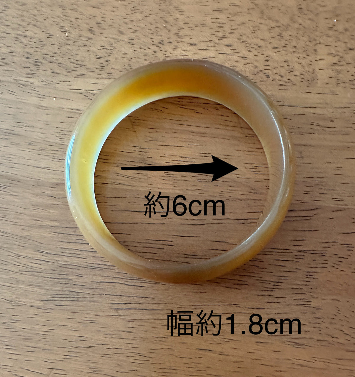 少し輝いて見えるような色合い　シンプル水牛バングルブレスレット