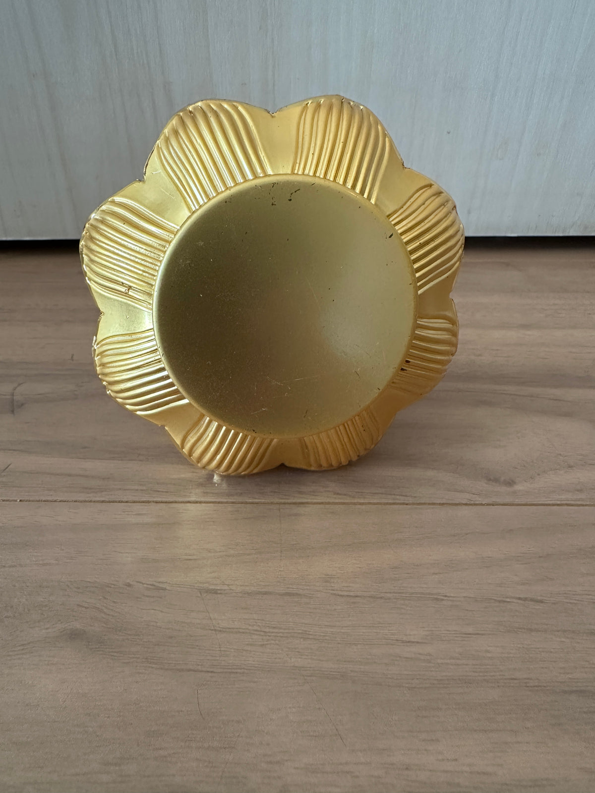 ベトナムの金色の仏像　蓮座観音　観音菩薩