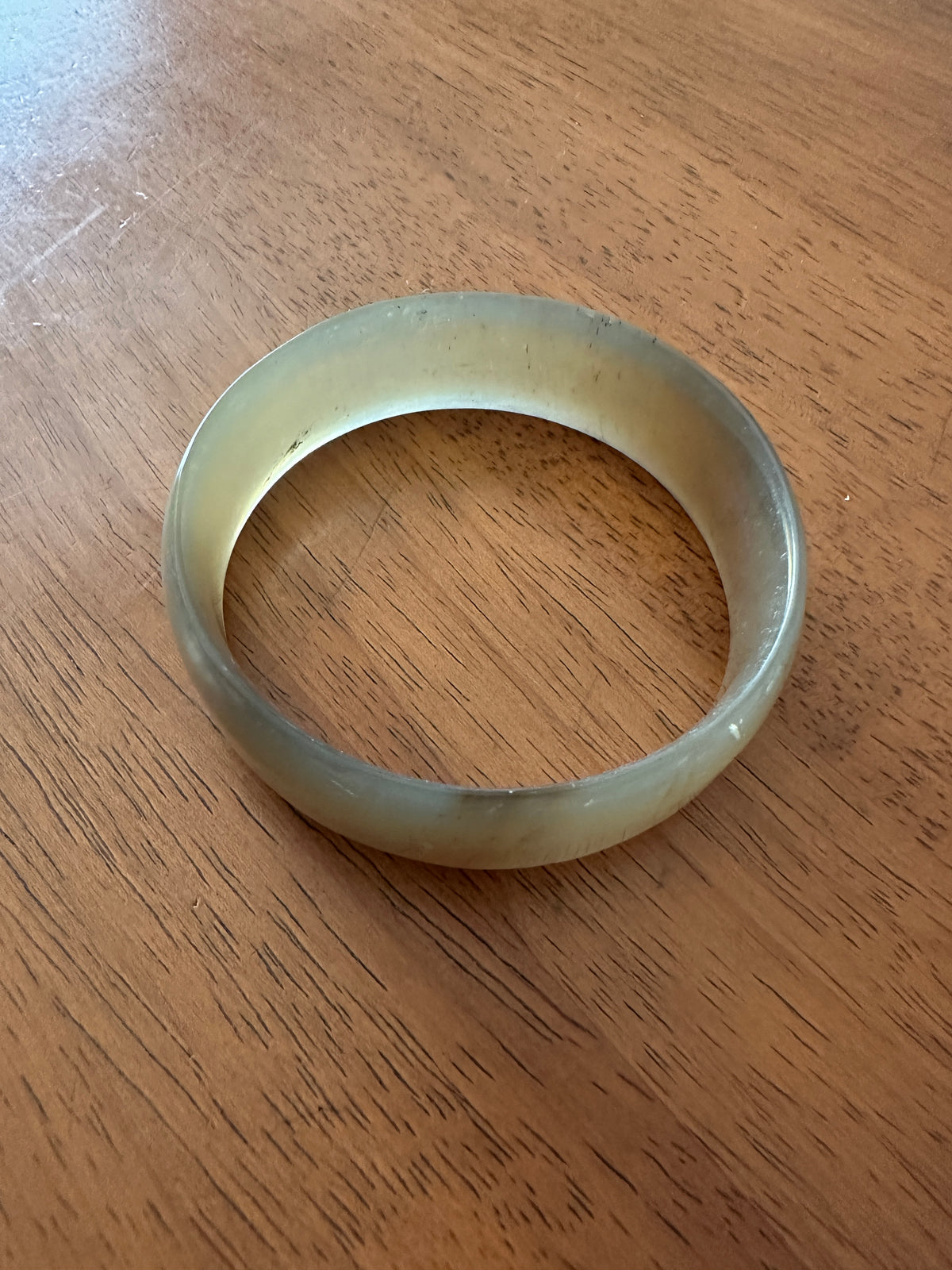ペールなベージュで透き通る水牛リングブレスレット
