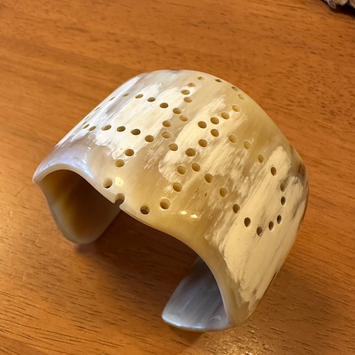 クロスのドット柄の入った水牛バングル　お買い得訳あり