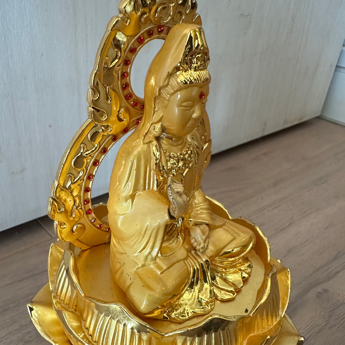 ベトナムの金色の仏像　蓮座観音　観音菩薩