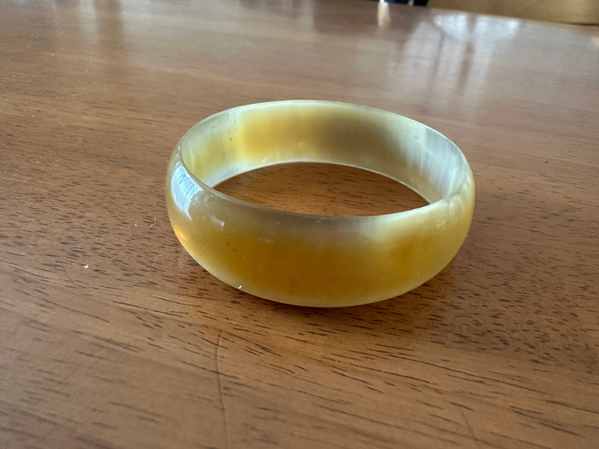 少し輝いて見えるような色合い　シンプル水牛バングルブレスレット