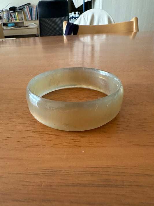 ペールなベージュで透き通る水牛リングブレスレット