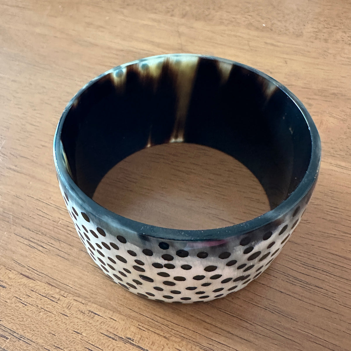 ポップなドット柄の水牛バングルダークカラー