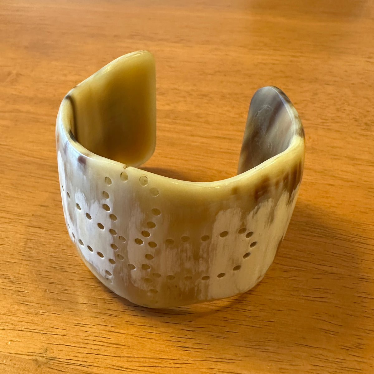 クロスのドット柄の入った水牛バングル　お買い得訳あり