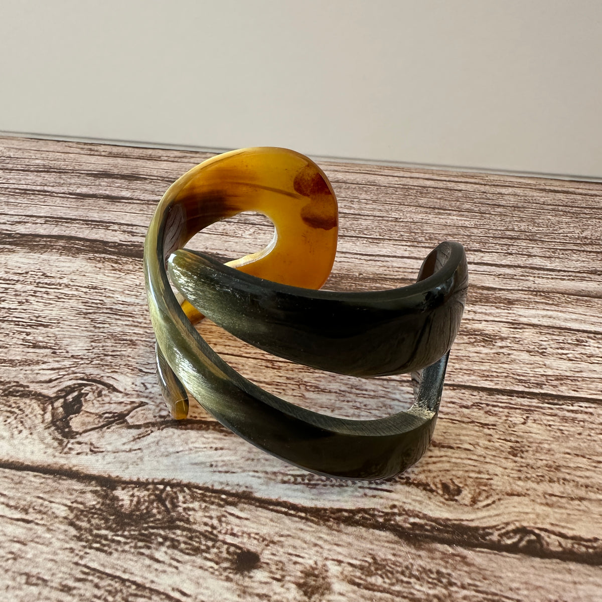 べっ甲から黒のかすれ模様　水牛ツイストバングル