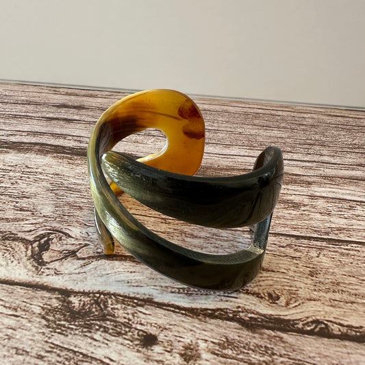 べっ甲から黒のかすれ模様　水牛ツイストバングル