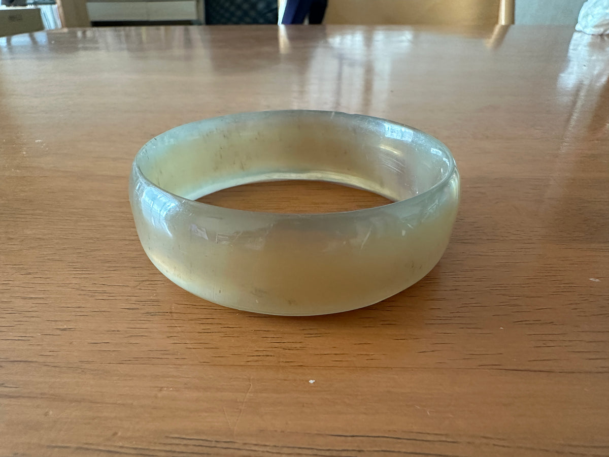 ペールなベージュで透き通る水牛リングブレスレット