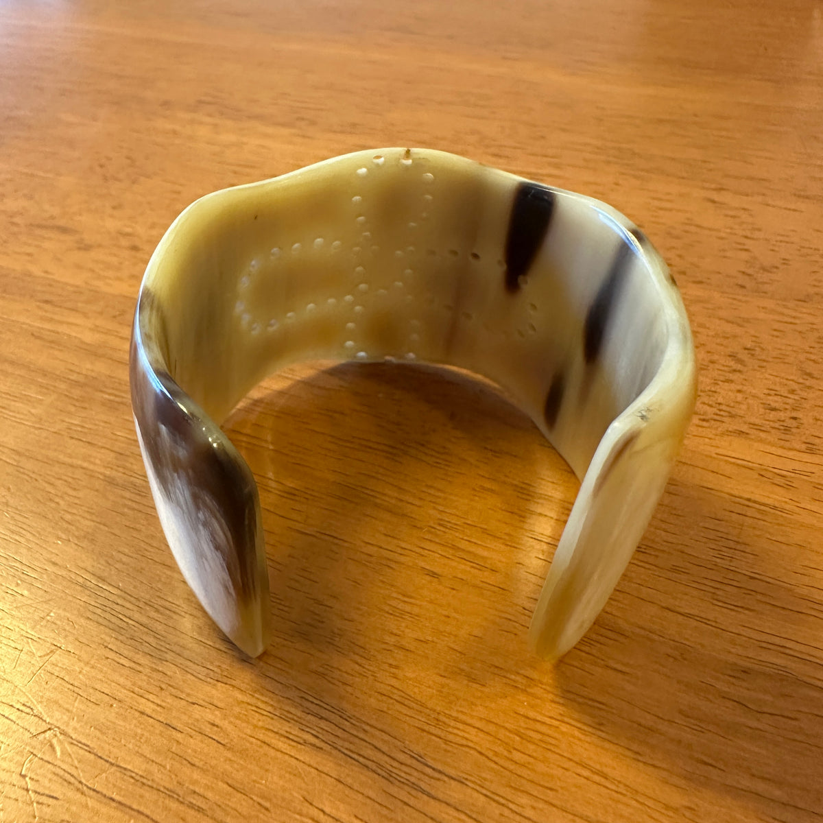 クロスのドット柄の入った水牛バングル　お買い得訳あり