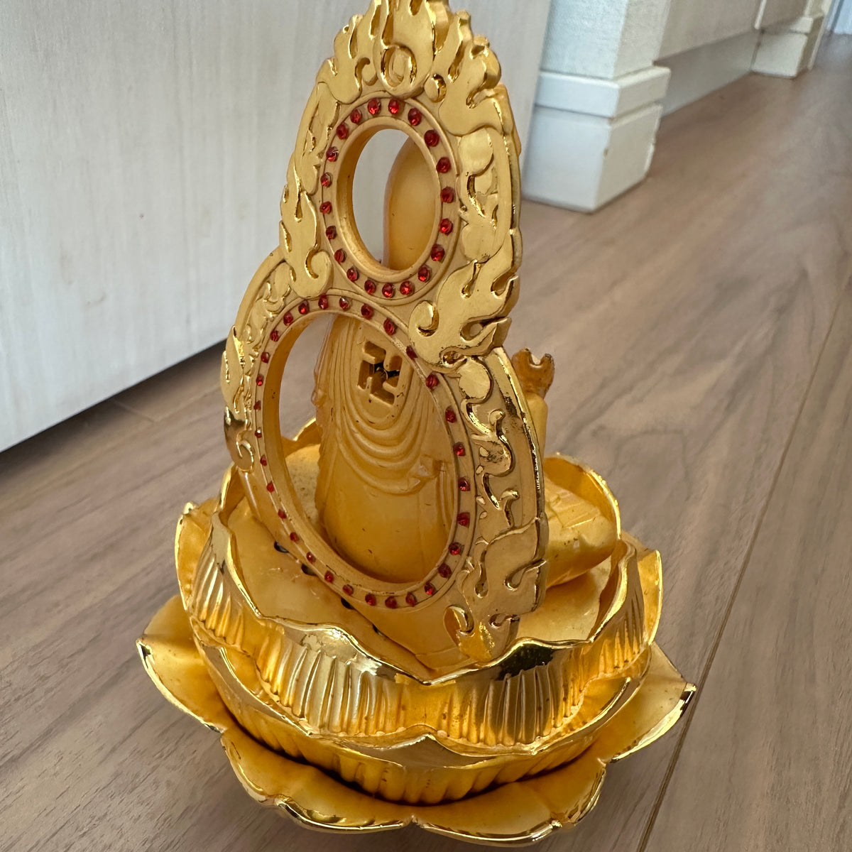 ベトナムの金色の仏像　蓮座観音　観音菩薩