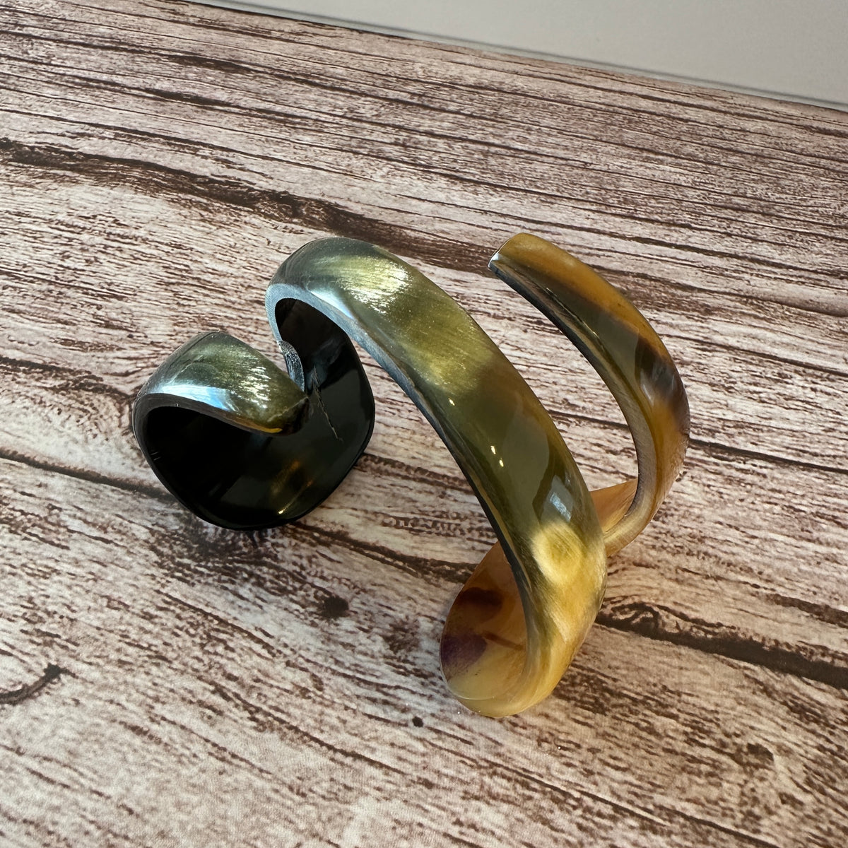 べっ甲から黒のかすれ模様　水牛ツイストバングル