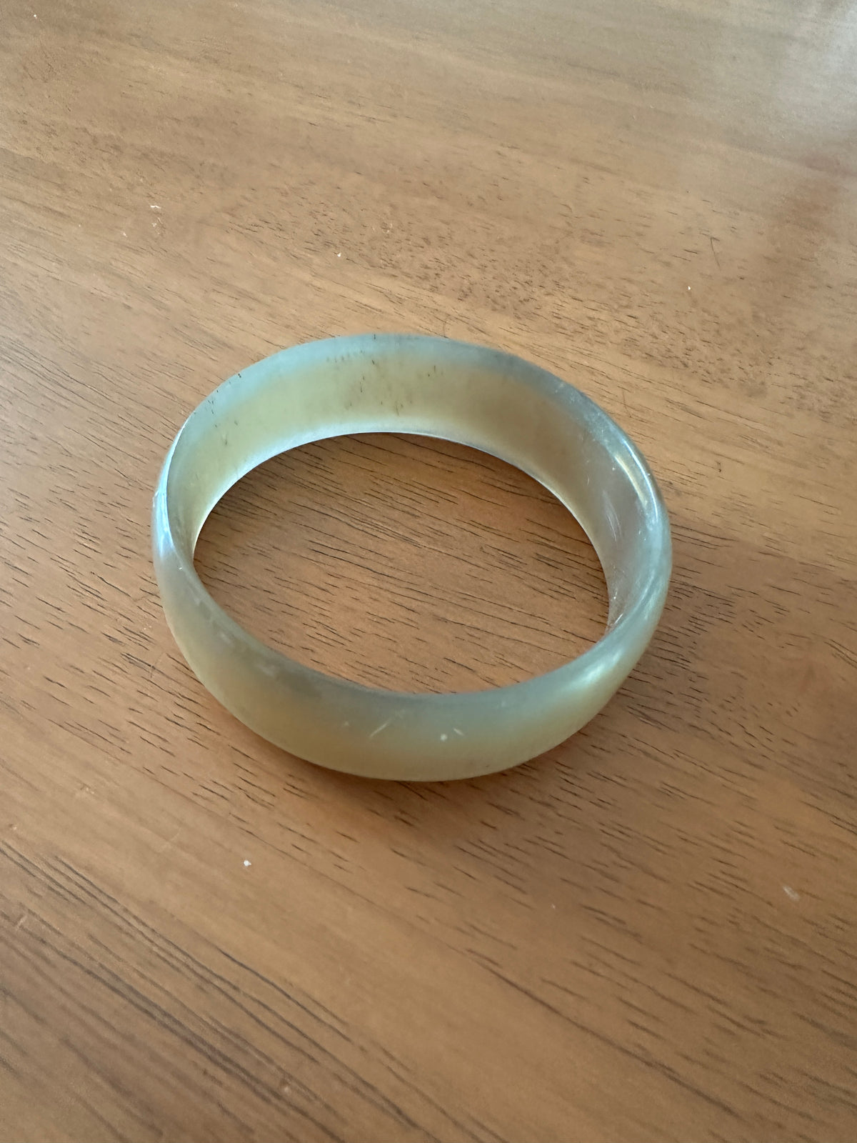 ペールなベージュで透き通る水牛リングブレスレット