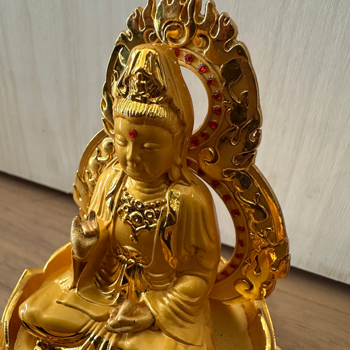 ベトナムの金色の仏像　蓮座観音　観音菩薩